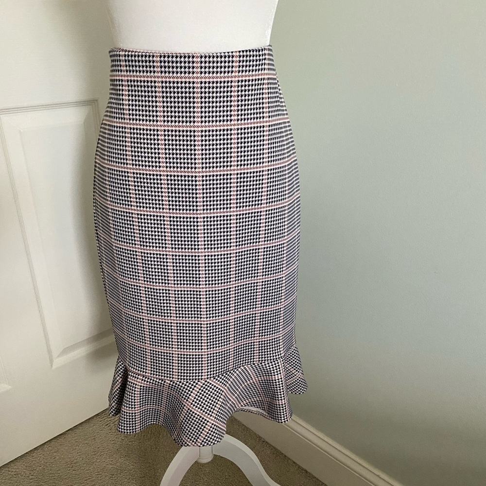 Fun and flirty pencil skirt with ruffled bottom. Pull on knit- like new